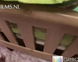 Met pijn en moeite laat hij zijn anus neuken door de grote negerlul