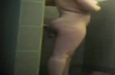 Gluren bij een dikke vrouw onder de douche