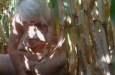 Met een maiskolf mastubeerd de oudere vrouw in een maisveld