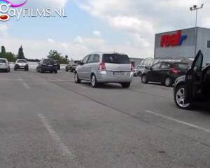 Exibitionistische tranny dildo neukt zijn homo aars op een publieke parkeerplaats