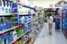 Tiener rent bijna naakt door de supermarkt
