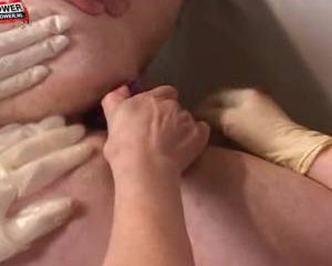 Vier bisex vrouwen mastuberen de anus van een man
