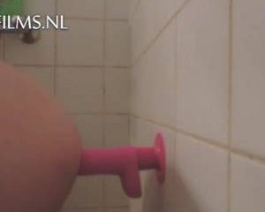 Lekker onder de douche je poeperd neuken met een dildo