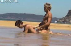 Jong twink stelletje heeft sex op verlaten strand