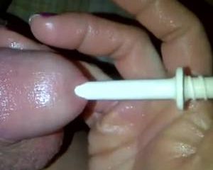 Plasbuis neuken met een rietje in close up