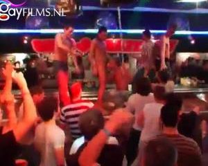 Een gay strip club ontaard in gay orgie