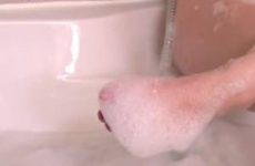 Wow volslank meisje met grote borsten word gefilmd als ze in bad gaat
