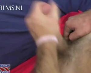 Amerikaanse jongen trekt zich af in zijn kamer